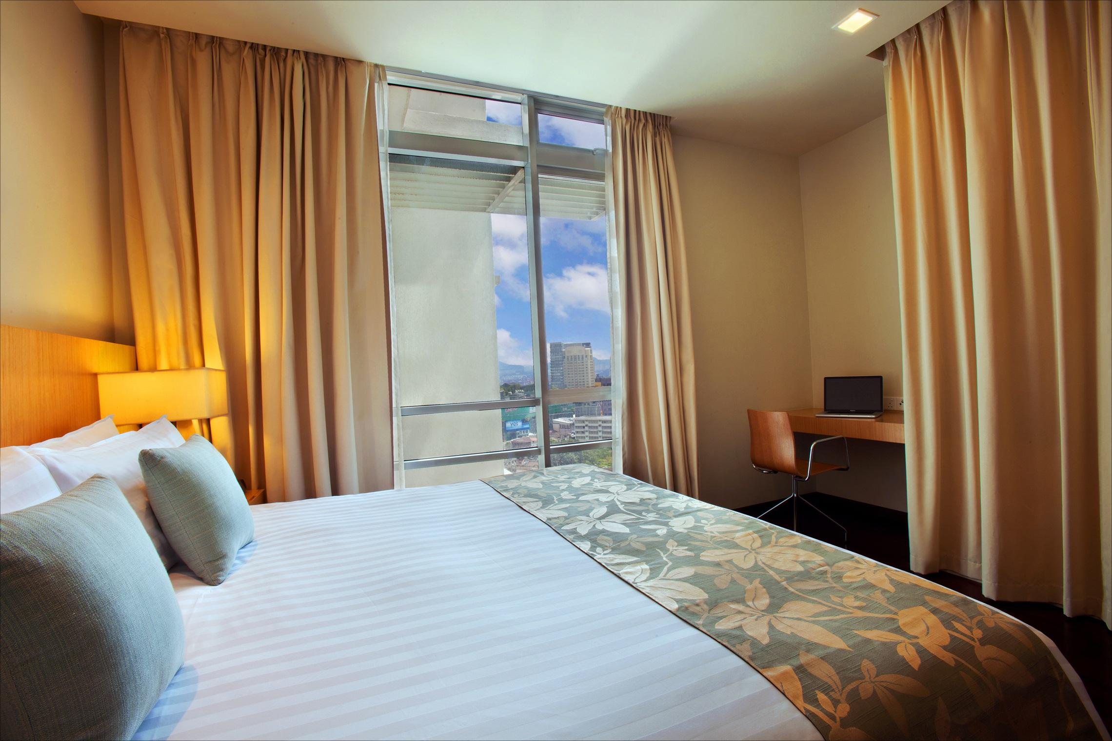 Parkroyal Serviced Suites Kuala Lumpur Cameră foto A bedroom at the hotel