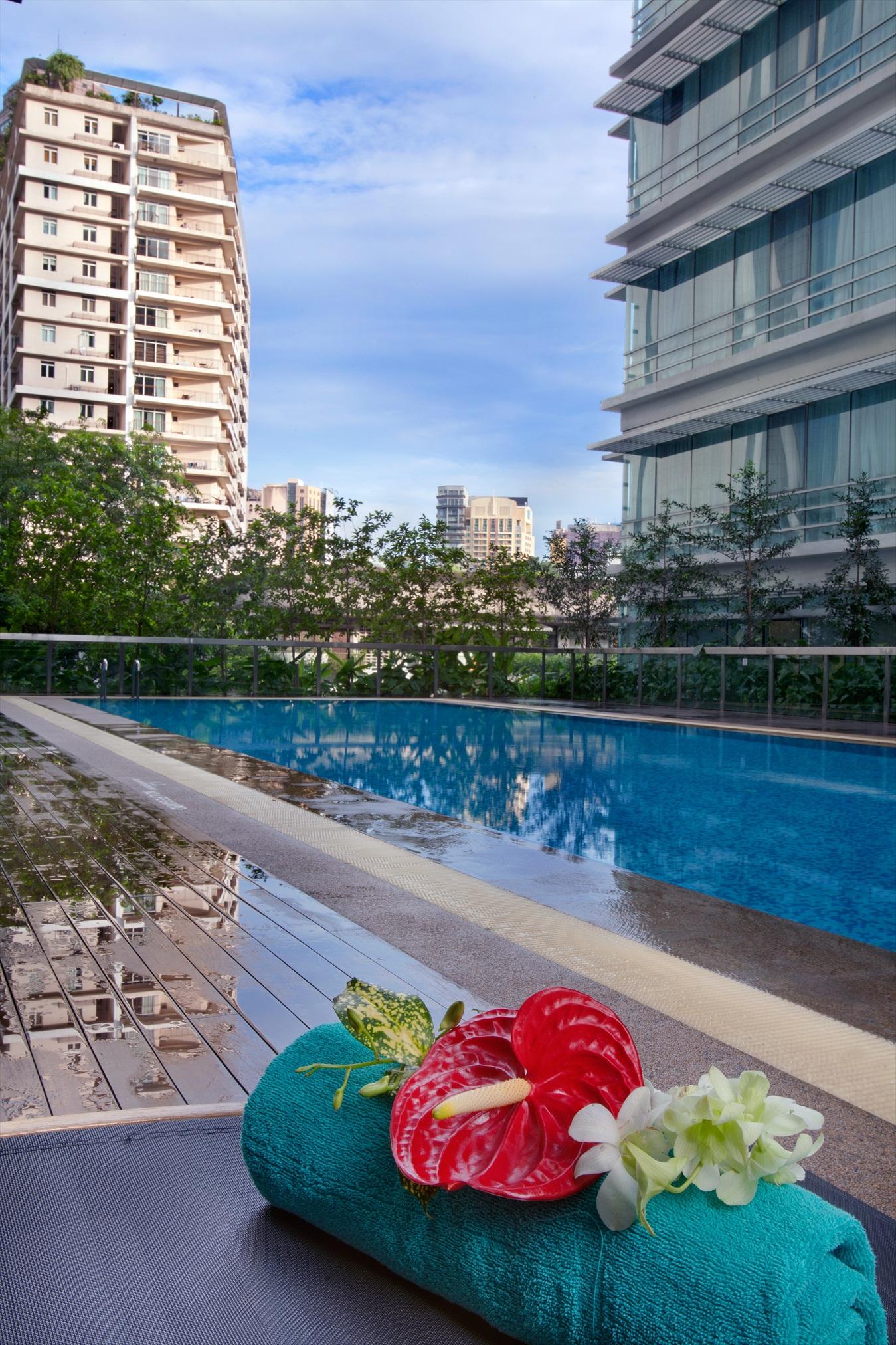 Parkroyal Serviced Suites Kuala Lumpur Exterior foto The swimming pool at the 10th floor of the building