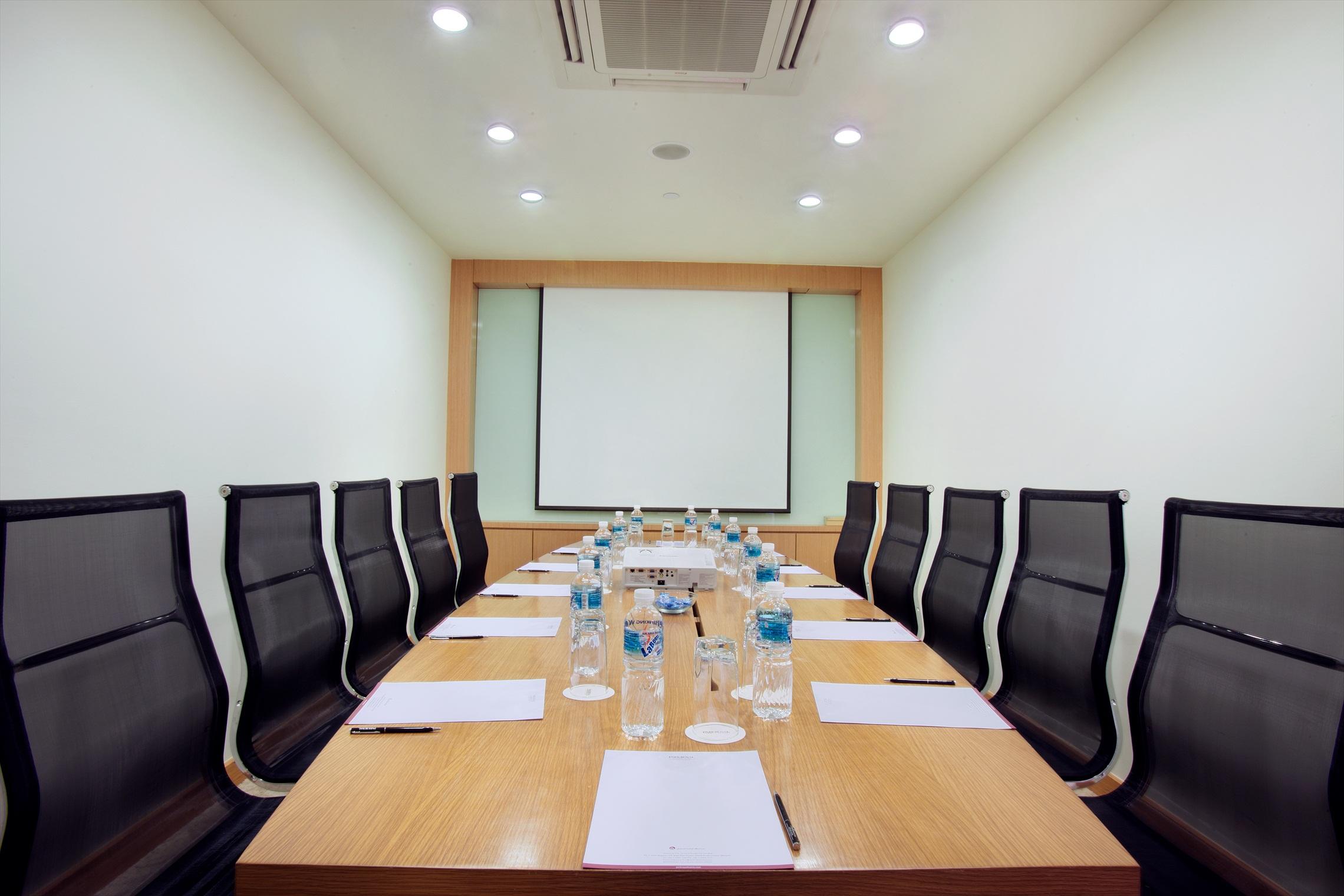 Parkroyal Serviced Suites Kuala Lumpur Exterior foto Meeting room
