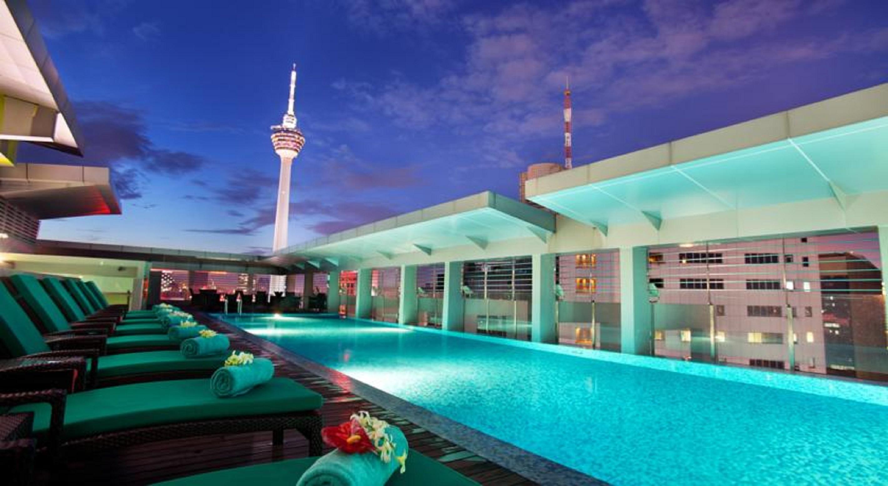 Parkroyal Serviced Suites Kuala Lumpur Exterior foto The swimming pool at the hotel