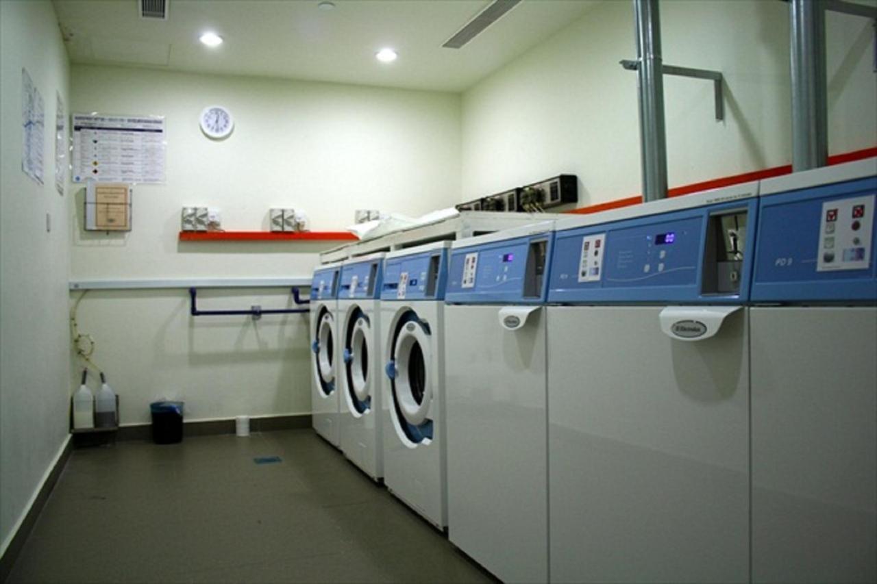Parkroyal Serviced Suites Kuala Lumpur Exterior foto Laundry facilities at the station